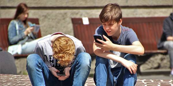 Impacto de la tecnología en la adolescencia - Axular Lizeoa