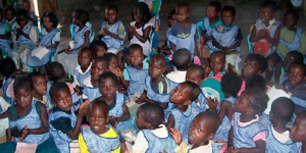 Los alumnos de secundaria apadrinan 12 niños