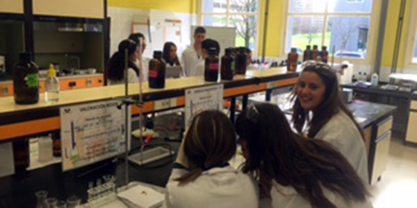 En la fotografía los alumnos realizan las prácticas