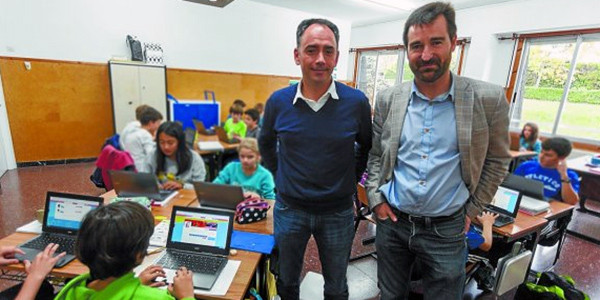 Fotografía de Aitor Uriondo y Alberto Medrano en un aula de la ikastola