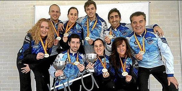 Fotografía de los equipos de curling ganadores