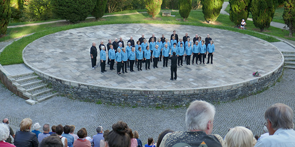 Un coro en el anfiteatro de Miramon