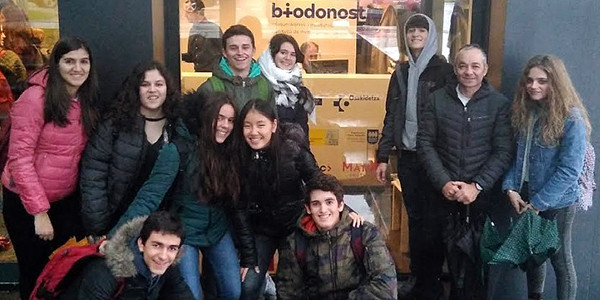 Alumnos y profesor en Biodonostia