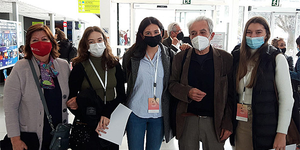 June Villarreal, Uxue Atxa y Elene López con María Vallet-Regí y Albert Fert