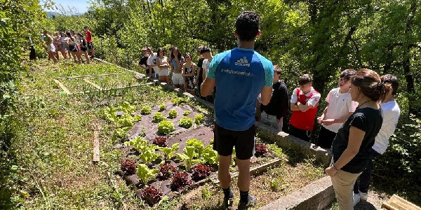 El alumnado de 4º de ESO en la huerta 