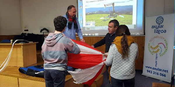 En la imagen Jorge Ibargoien, de SMAAP, con dos alumnos y Mikel Eguren, coordinador del proyecto Cansat